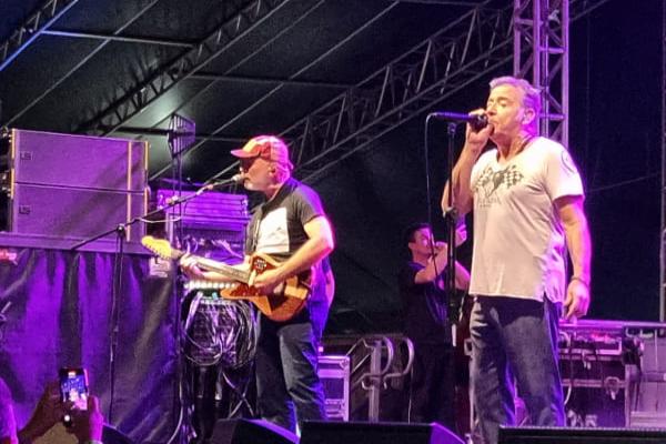 Nasi, vocalista do Ira! expulsa parte do público de show em Contagem 