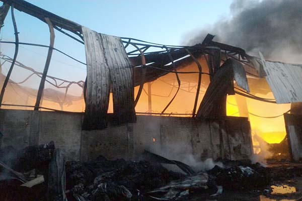 Incêndio destrói galpão em Contagem