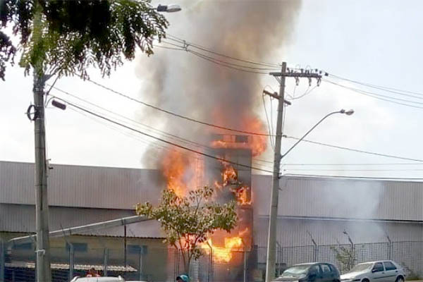 Incêndio atinge empresa no bairro Alvorada