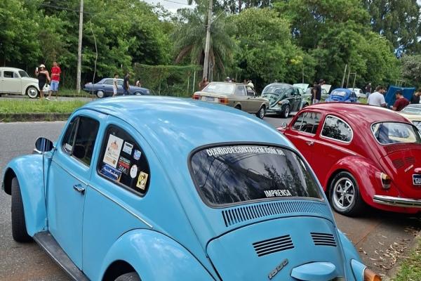 Encontro Velhos Tempos reúne veículos antigos com festa gratuita no Barreiro 