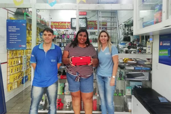 Beto Celular sorteia e entrega brinde