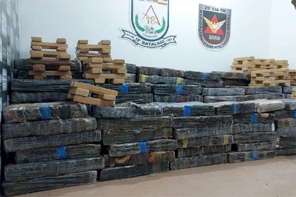 Armas e duas toneladas de maconha são apreendidos em Contagem