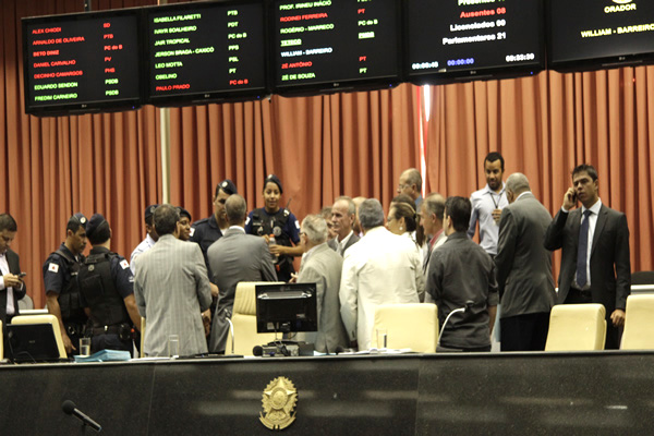 Em Contagem, a pressão popular faz o governo recuar