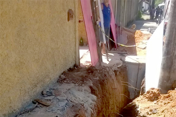 Homem é resgatado após ser soterrado, em Contagem