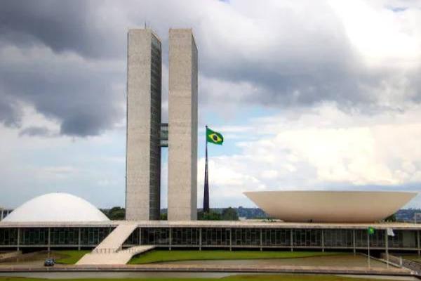 Câmara dos Deputados abre concurso com salários de até R$ 30,8 mil e 70 vagas imediatas