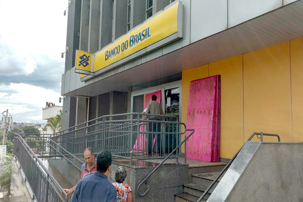 Bandidos explodem caixas eletrônicos no Cidade Industrial