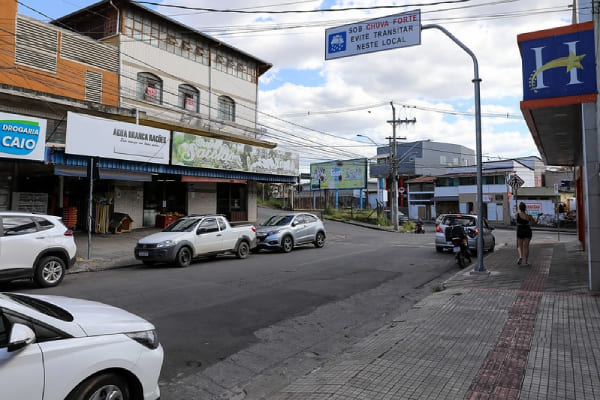 Transcon instala faixas e placas em áreas de risco de enchentes