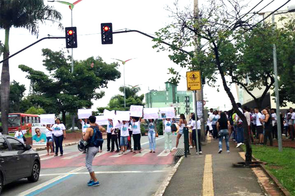 Familiares de Wesley fazem manifestação em frente à Nova UPA JK