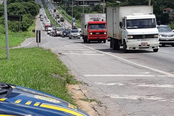 Acidente deixa trânsito lento na BR-381, em Contagem