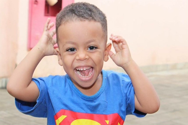 Família pede ajuda para criança com síndrome que compromete visão