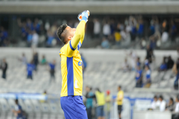 Sem técnico, Cruzeiro vence Campinense e segue na Copa do Brasil