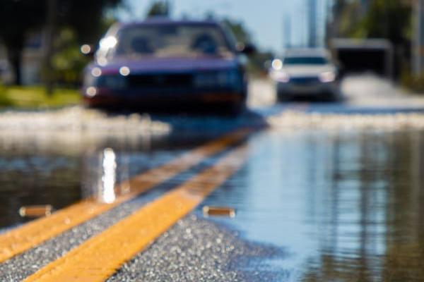 Risco nas pistas molhadas: entenda como evitar a aquaplanagem em dias de chuva
