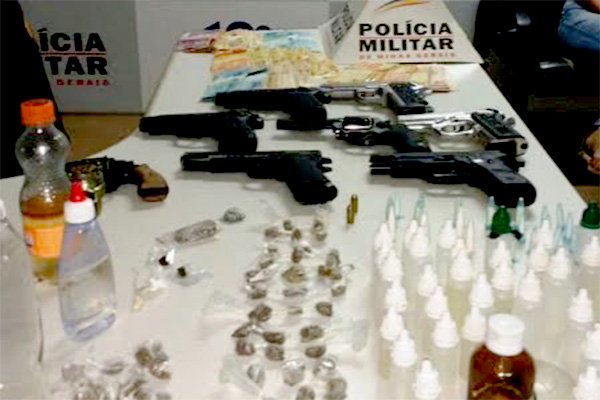 Baile funk termina com cinco presos e arsenal de armas e drogas apreendido