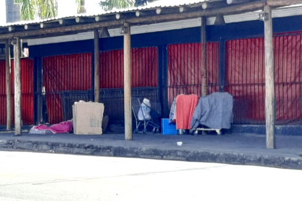Obra irregular serve de abrigo para moradores de rua 