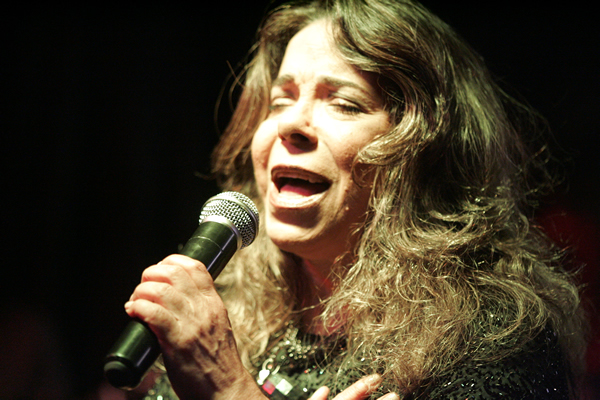 Martinha, cantora da Jovem Guarda faz show em BH