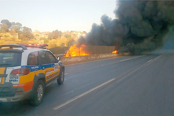 Carreta pega fogo em acidente no Anel Rodoviário de BH