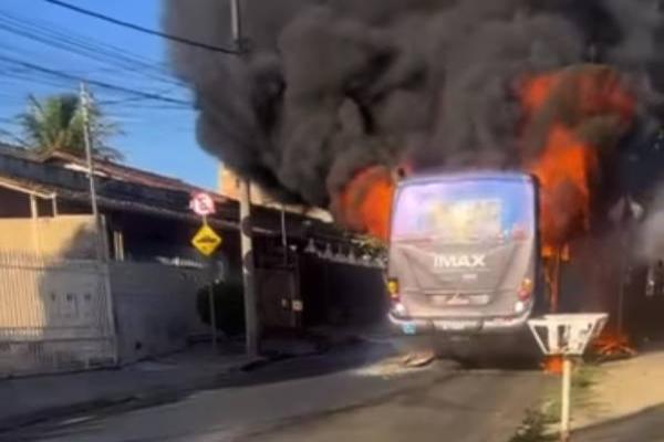 Ônibus é destruído por incêndio em rua estreita de Contagem