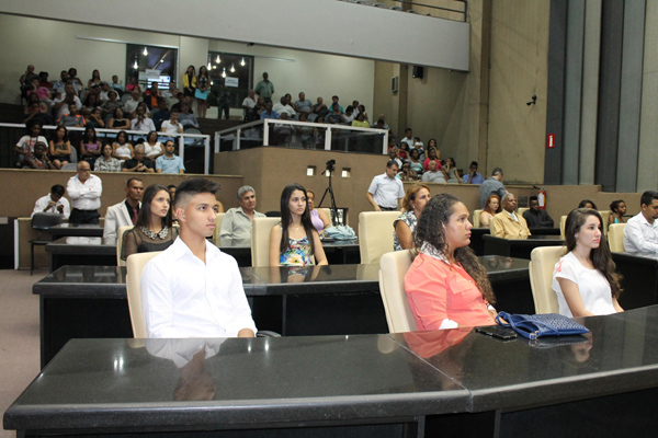 Escola do legislativo entrega os certificados