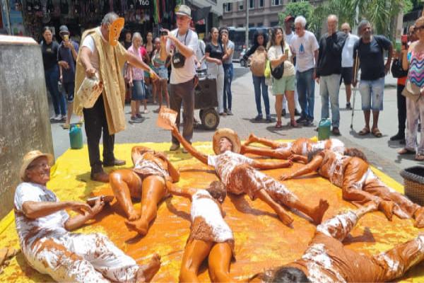 Ato performático em BH marca os 10 anos do desastre de Mariana e cobra justiça às vítimas