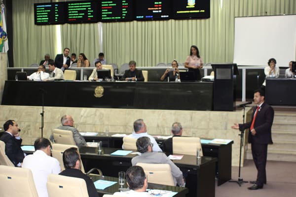 Orçamento 2019 é votado e vereador empossado
