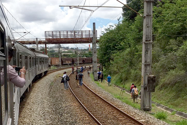 Falha mecânica paralisa metrô em Belo Horizonte