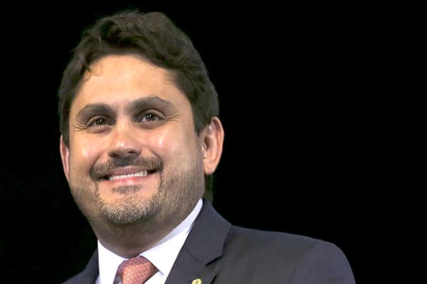 Ministro das Comunicações continua no governo