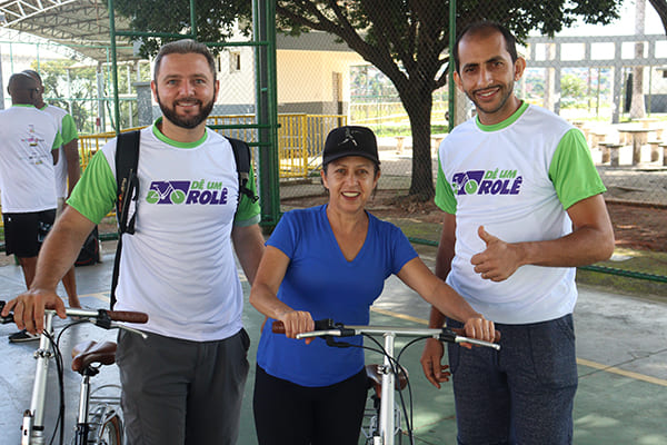 Projeto Dê Um Rolê ensina crianças e adultos andarem de bike