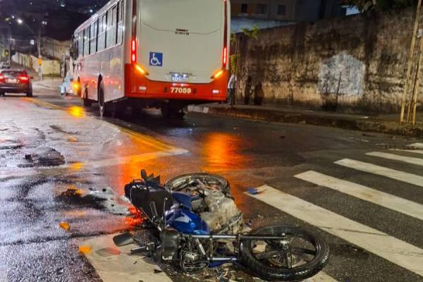 Motoboy pula da moto e escapa de ser atropelado por ônibus em Contagem