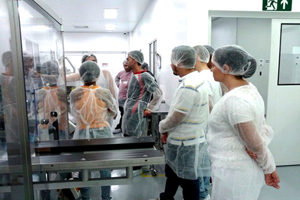 Alunos do curso de Farmácia da Nova Faculdade visitam laboratórios da Funed