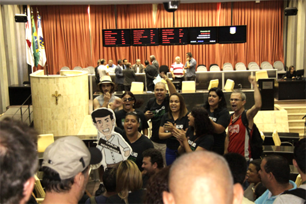 Professores optam pela manutenção da greve na cidade