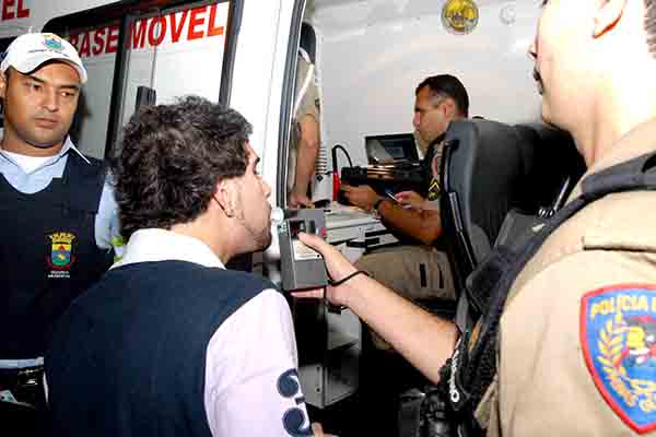 Condutores inabilitados são flagrados em blitzen da Lei Seca