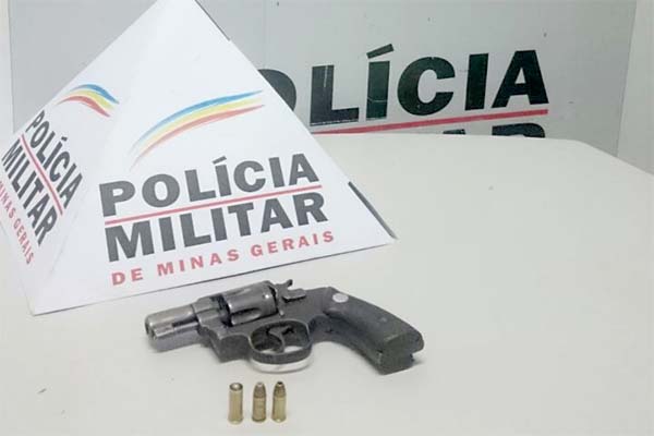 Polícia apreende revólver e grande quantidade de drogas em Contagem