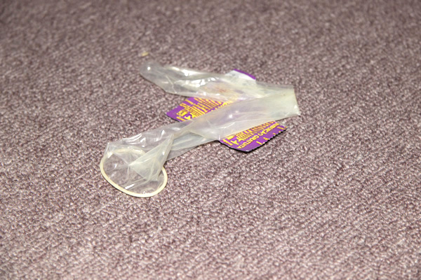 Camisinha usada é encontrada na Casa do Povo de Contagem