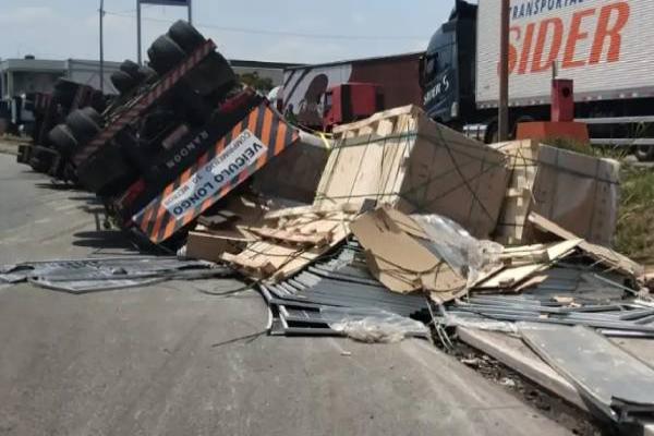 Carreta carregada com placas solares tomba em Contagem 