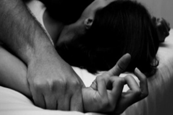 Pesquisa mostra que homens ainda culpam mulher por estupro