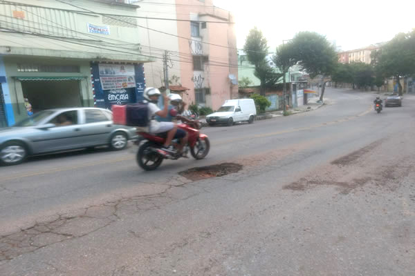 População reclama de buracos em avenida