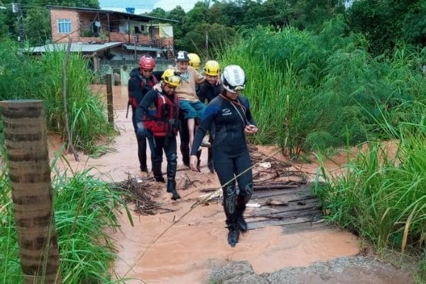 Famílias ficam ilhadas durante a chuva em Contagem