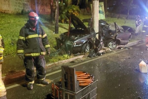 Colisões contra postes matam duas pessoas e ferem outras duas em Contagem