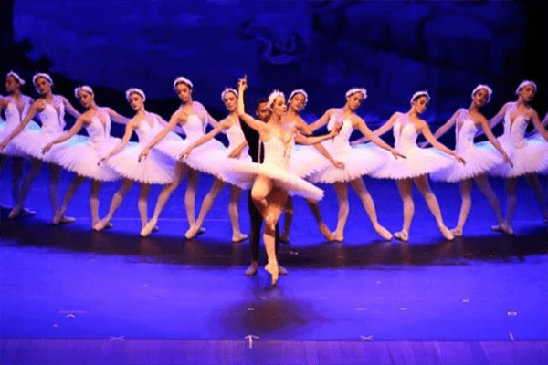 Espetáculo de dança e serviços celebram força das mulheres