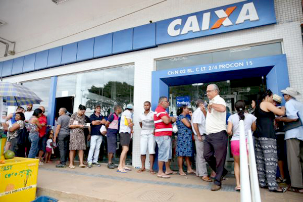 Maioria dos trabalhadores usou dinheiro do FGTS para pagar dívidas