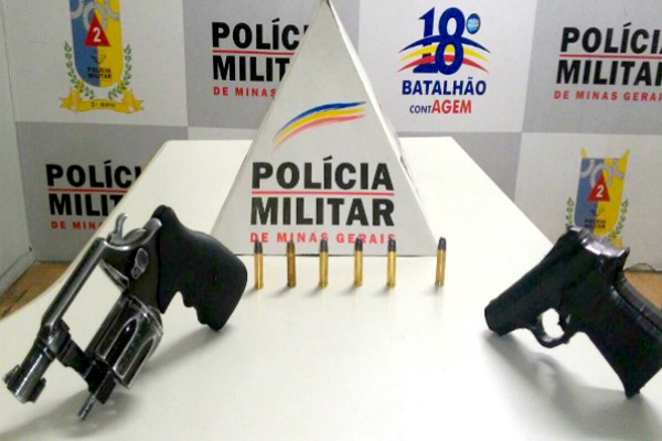 Suspeitos são presos com armas, munições e drogas