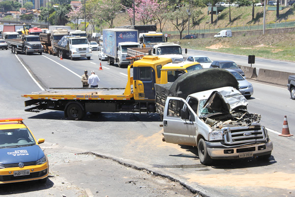 Mais um acidente, mais um congestionamento gigante na BR 381