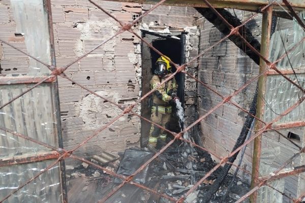Residência desocupada é incendiada em Contagem
