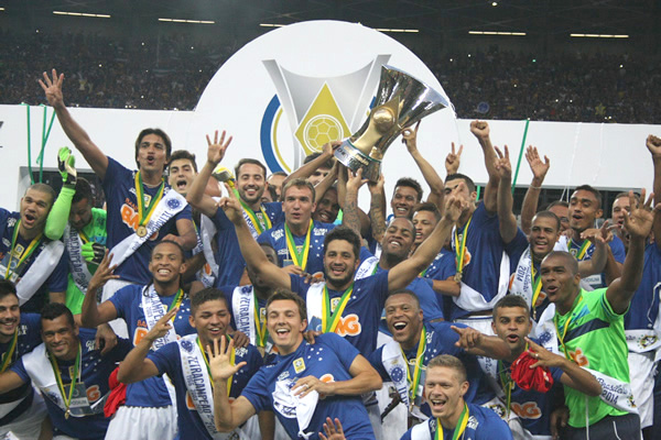 Cruzeiro vence último jogo do Brasileirão e recebe taça 