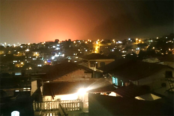 Fogo destrói galpão cheio de caixas plásticas na CeasaMinas
