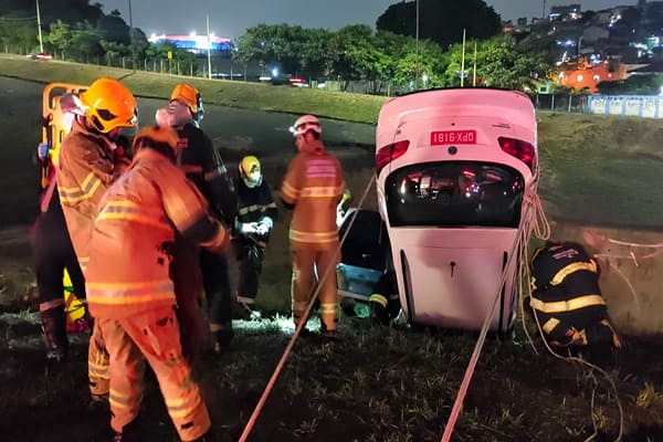 Carro capota e fica de ponta cabeça até a chegada do resgate