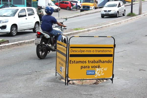Bueiro aberto da Copasa coloca vidas em risco