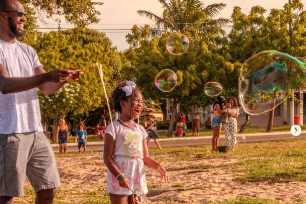 Vem aí o Festival das Bolhas na Praça do Glória, brincadeira pra criançada