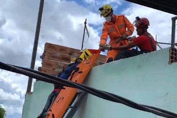 Homens sofrem eletrocussão em obra em Contagem