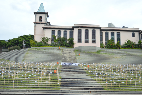 Cruzes na escadaria da Igreja Matriz representam ato contra violência à mulher